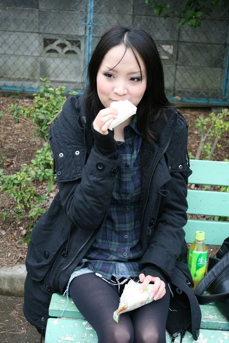 巨乳のアジア人美女、増田咲が毛深いオマンコをドリルで突かれる