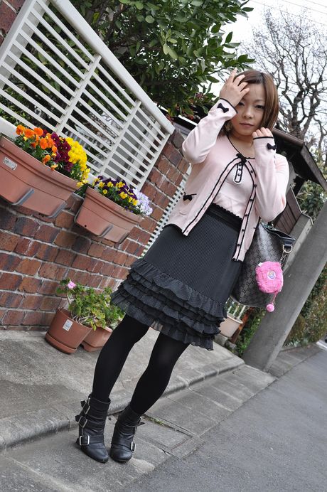 Asiatisk teenager Chika Matsura fremhæver sine store røvhul og leger med sin twat