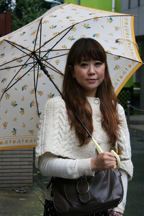 Asiatisk kone Hiroko viser sin varme røv og spreder sin behårede fisse