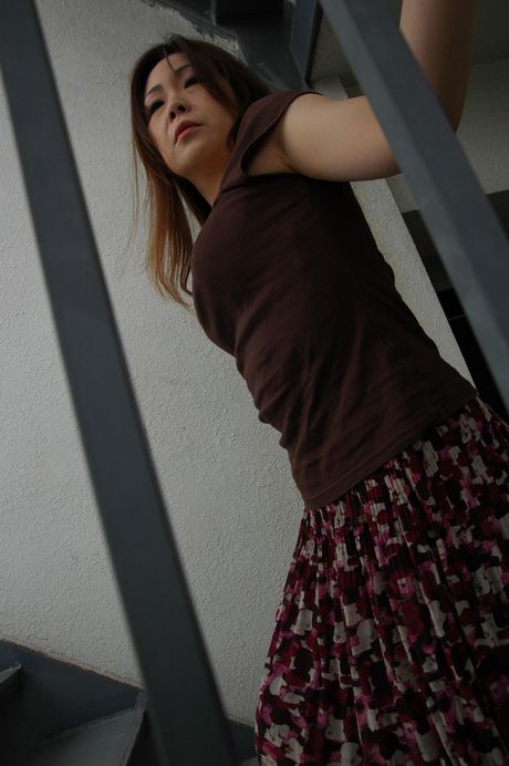 Asiatisk puma Yumi Kajiyama får sin behårede fisse kneppet af en ung fyr