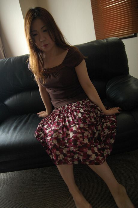 Asiatisk puma Yumi Kajiyama får sin behårede fisse kneppet af en ung fyr