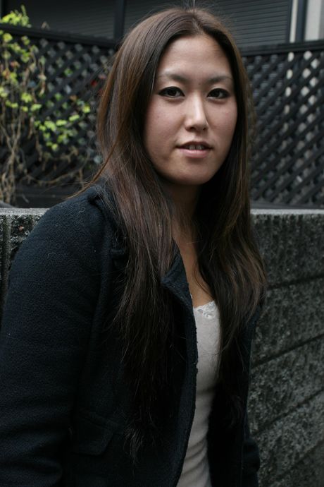 完美的亞洲熟女 Nagisa 展示她巨大的臀部並玩弄她毛茸茸的陰部