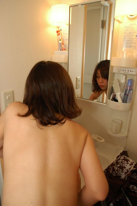 Asiatisk mor Haruka Ogura får sin fisse spist ud og kneppet