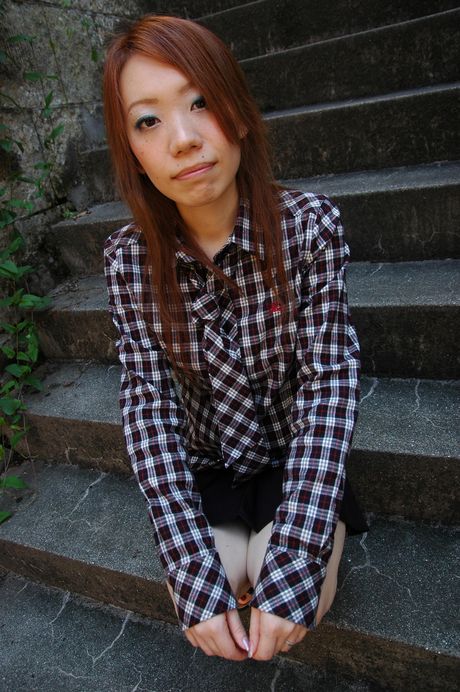 Asiatisk puma Keiko Hattori viser sine små bryster og behårede fisse