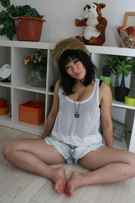 アジアの美女、石岡琴美が巨根でオマンコに中出しされる