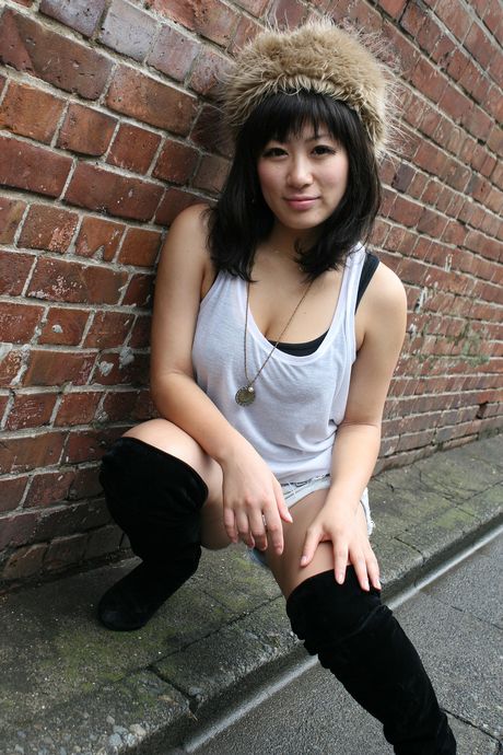 アジアの美女、石岡琴美が巨根でオマンコに中出しされる