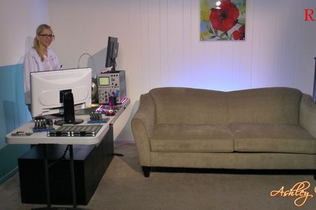 金髪のアメリカ人ママ、アシュリー・ファイアーズが実験室でディルドをオマンコに挿入