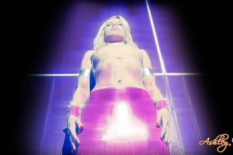 金髪のアメリカ人ママ、アシュリー・ファイアーズが実験室でディルドをオマンコに挿入