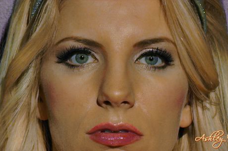 金髪のアメリカ人ママ、アシュリー・ファイアーズが実験室でディルドをオマンコに挿入