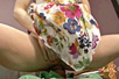 ホットなアメリカ人の金髪アシュリー・ファイアーズは、男に彼女の猫を舐められ、チンポを犯される