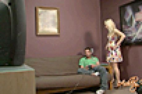 ホットなアメリカ人の金髪アシュリー・ファイアーズは、男に彼女の猫を舐められ、チンポを犯される