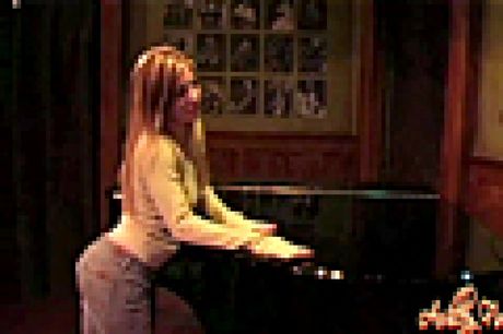 金髪のアメリカ人熟女アシュリー・ファイアーズが彼女の素晴らしいおっぱいを披露し、彼女の猫をおもちゃで弄ぶ