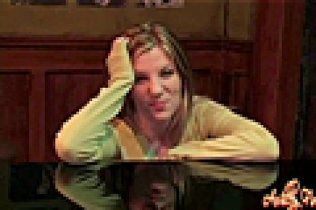 金髪のアメリカ人熟女アシュリー・ファイアーズが彼女の素晴らしいおっぱいを披露し、彼女の猫をおもちゃで弄ぶ