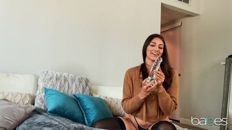 ラテン系の可愛いベラ・ローランドが黒ストッキング姿でオマンコにディルドを挿入