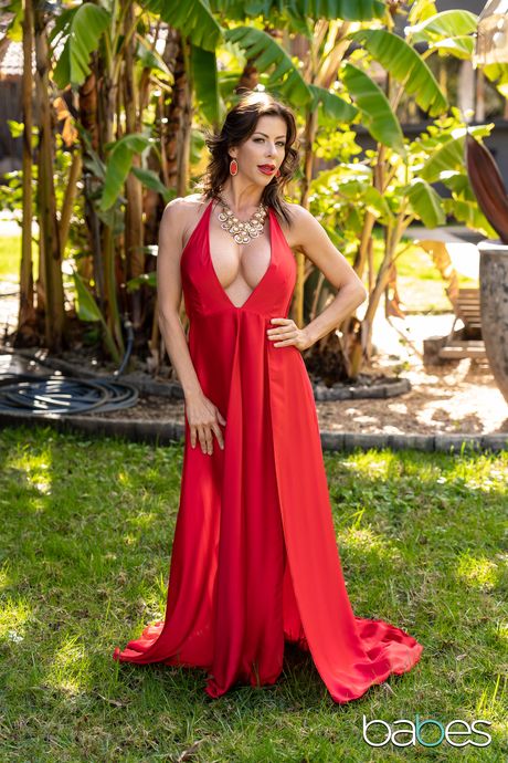 Big-Racked american Cougar Alexis Fawx gets her pussy dicked in the kitchen