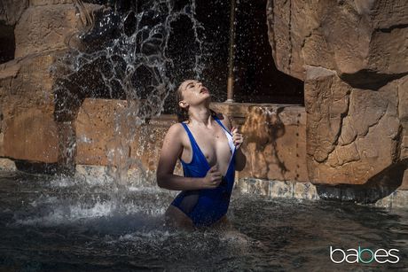 Fyldig amerikansk blondine babe får sin fisse pikket af en sort fyr