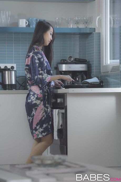 Asiatisk mor Sharon Lee tager en ansigtssprøjt efter analsex