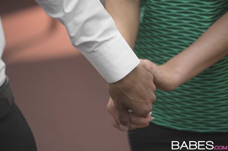 Fyldig canadisk brunette August Ames får sin fisse spist ud og dicked