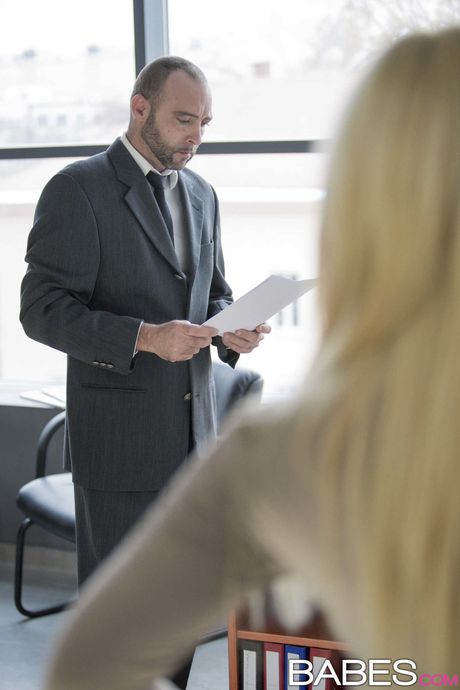 Blond ungarsk sekretær Kyra Hot får sin fisse spist ud og kneppet på arbejde