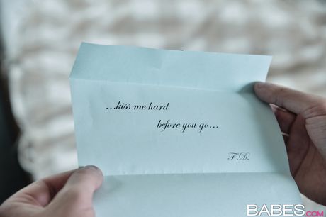 Henrivende russisk pige Foxy Di får sin stramme fisse boret af sin kæreste