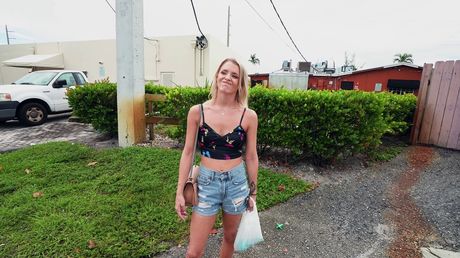 金髪のアメリカ人ティーン、エヴリン・ペインがバスの中で2人の男に犯される