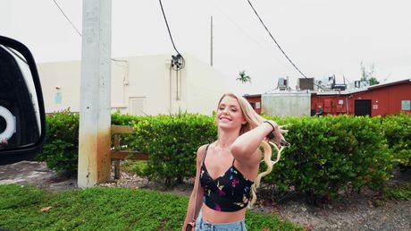 金髪のアメリカ人ティーン、エヴリン・ペインがバスの中で2人の男に犯される