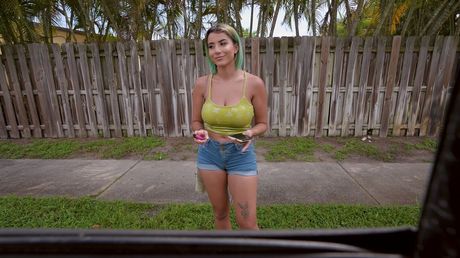 曲線美のラティーナロキシーシナーは、IR3Pで彼女の大きなメロンとお尻を犯される