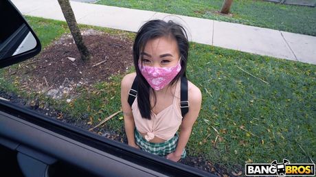 亞洲美女 Kimmy Kimm 的陰部被兩個男人舔舐和操弄