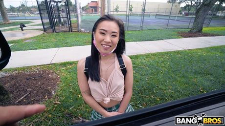 亞洲美女 Kimmy Kimm 的陰部被兩個男人舔舐和操弄