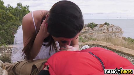 Squirting skønhed Martina Smeraldi får sin røv kneppet udendørs