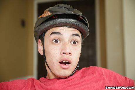 美國黑人女孩 Kira Noir 的嘴和陰部被白人幹了