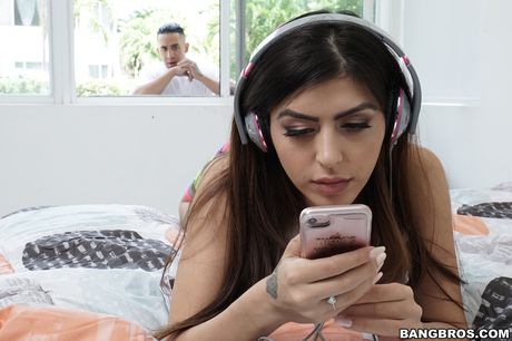 神奇的美國女孩奧黛麗·羅亞爾被兩個男人舔陰並操