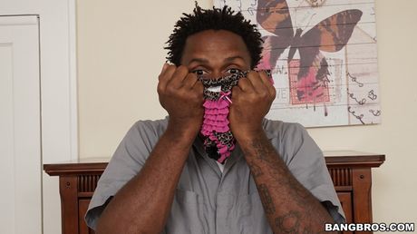 一流的拉丁裔奧黛麗羅亞爾被黑人插入陰部