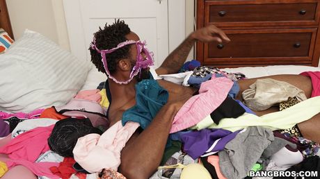 一流的拉丁裔奧黛麗羅亞爾被黑人插入陰部