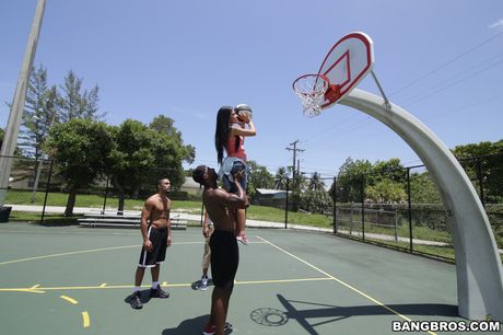 美麗的拉丁裔米歇爾·馬丁內斯被黑人男子雙人夾擊