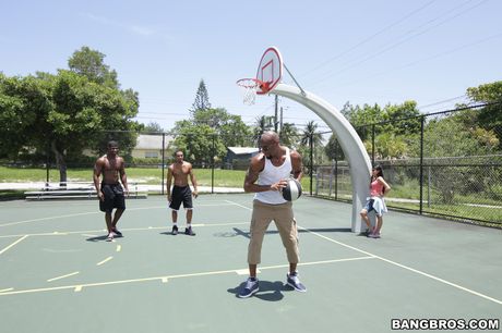 美麗的拉丁裔米歇爾·馬丁內斯被黑人男子雙人夾擊