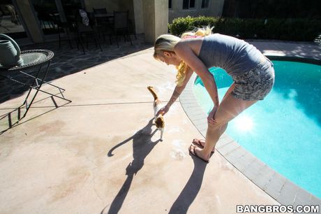 金髪のアメリカ人カバーガール、マイア・デイビスが黒人男にマンコを舐められ、チンポを犯される