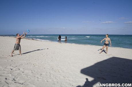 Blond amerikansk MILF Sarah Vandella får sin fisse slikket og piket på stranden