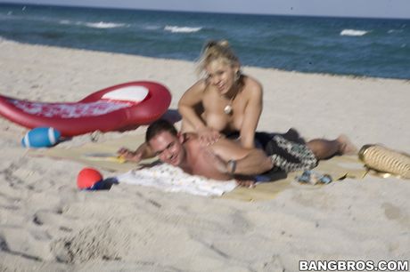 Blond amerikansk MILF Sarah Vandella får sin fisse slikket og piket på stranden