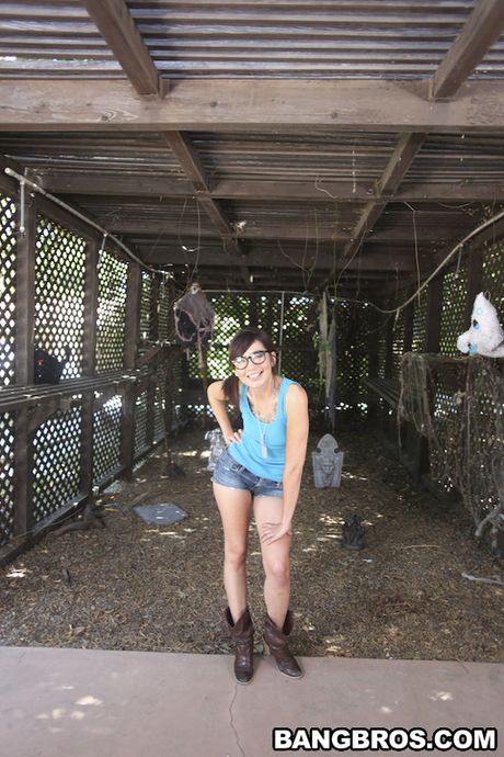 アジア人の女の子ココ・ベルベットがお化け屋敷で大きな黒いチンポを受け入れる