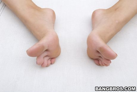 豊満なアジア人熟女ロンドン・キーズは足コキの後、足が精液まみれになる