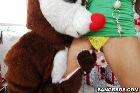 Big-racked Indian MILF Priya Anjali Rai gets her pussy stuffed with two dicks