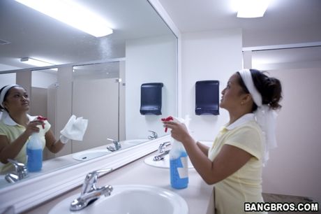 美國黑髮模特兒 Leilani 被兩個淫蕩的男人雙重操