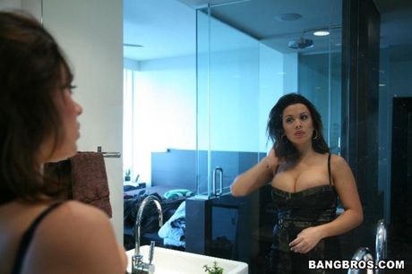 ラテン系MILFシエナ・ウェストは3Pで巨乳とオマンコを犯される