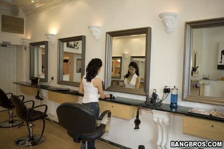 Latina girl Evie Delatosso has sex with a client at a hair salon