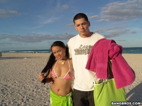 アジアの熟女ミャ・ルアンナは彼女の猫を舐められ、ハードコアで犯される