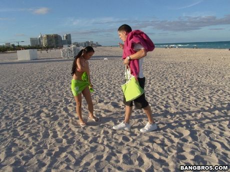 アジアの熟女ミャ・ルアンナは彼女の猫を舐められ、ハードコアで犯される