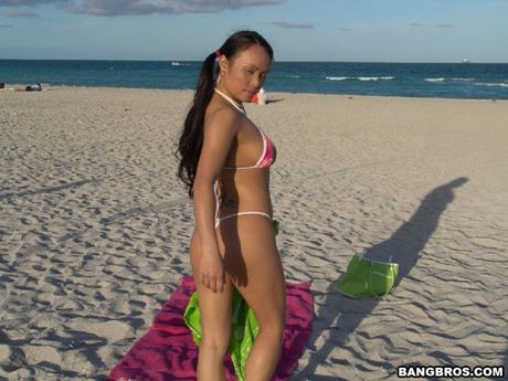 アジアの熟女ミャ・ルアンナは彼女の猫を舐められ、ハードコアで犯される