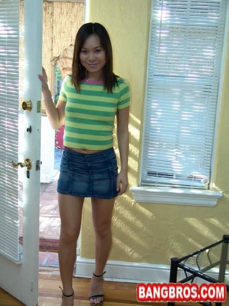 Den asiatiske covergirl Kemmy lokker sin mandlige ven i en denimnederdel