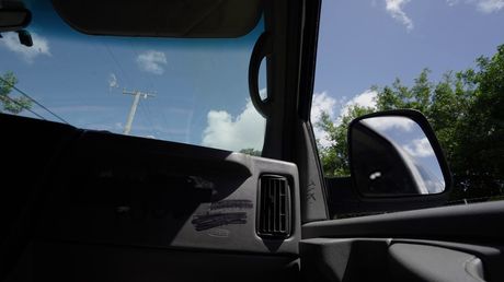 Lyshåret amerikansk babe Luna Luxe får sin fisse slikket og piket på en bus